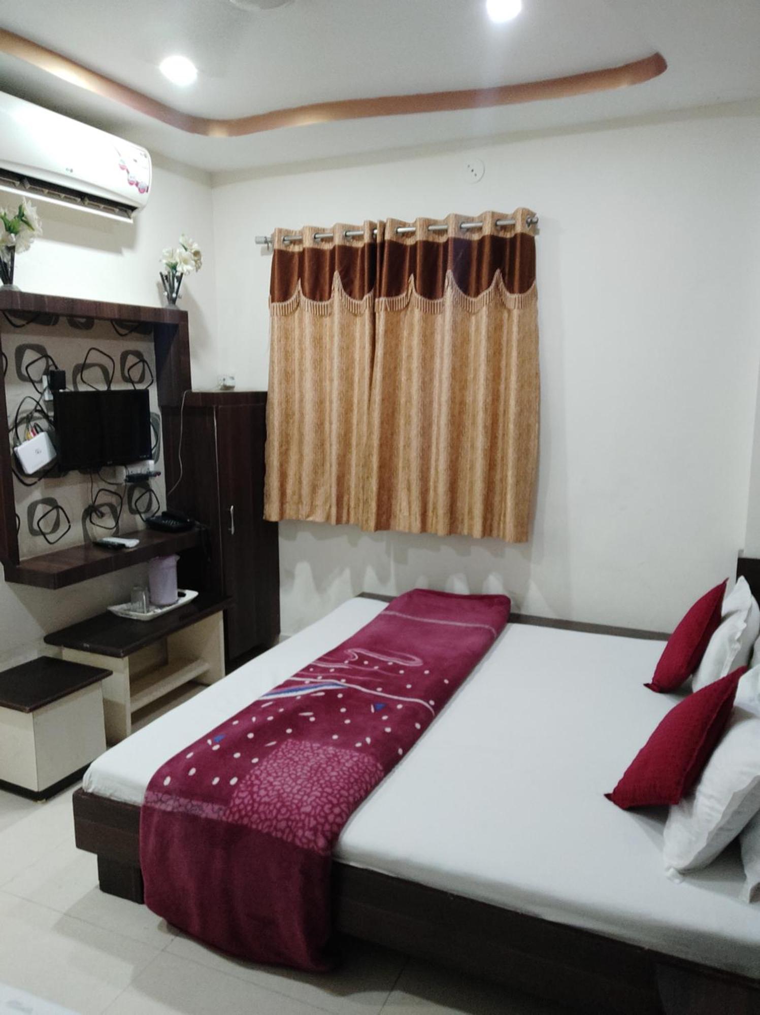 Hotel Vrandavan Palace Near Mahakal Temple Ujjain Exteriör bild