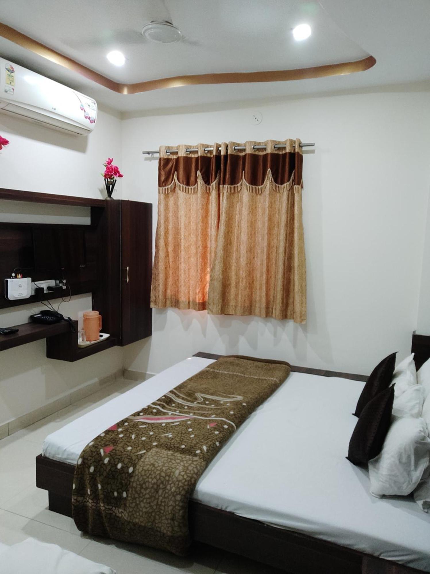 Hotel Vrandavan Palace Near Mahakal Temple Ujjain Exteriör bild