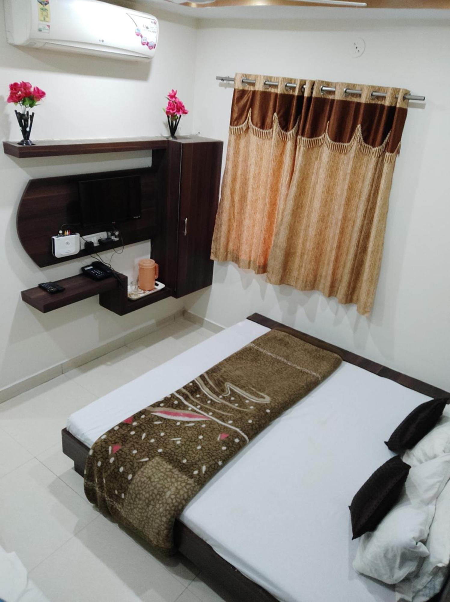 Hotel Vrandavan Palace Near Mahakal Temple Ujjain Exteriör bild